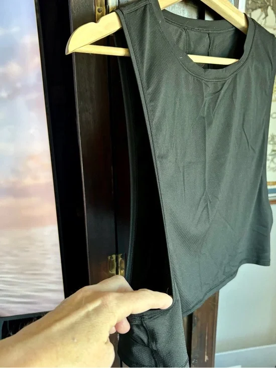 lululemon athletica Black Muscle Love Cropped Tank Size 6 - Picture 6 of 8